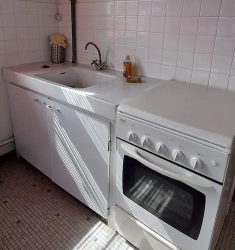 Pin Pon D'or, Petite Maison Proche De La